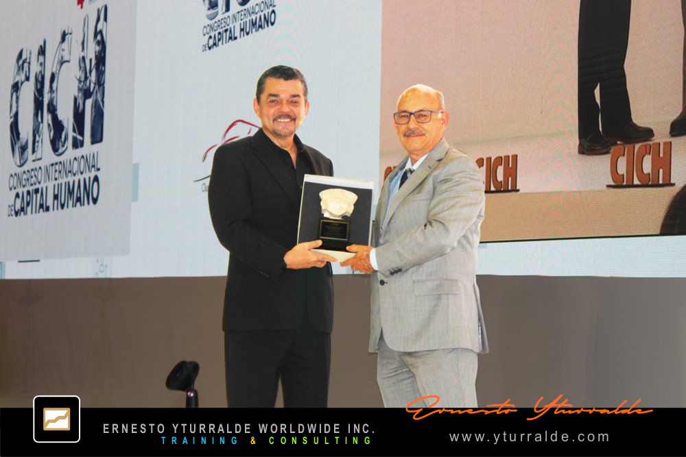 Ernesto Yturralde recibiendo un reconocimiento internacional en México por su trayectoria en Team Building, liderazgo y Aprendizaje Experiencial