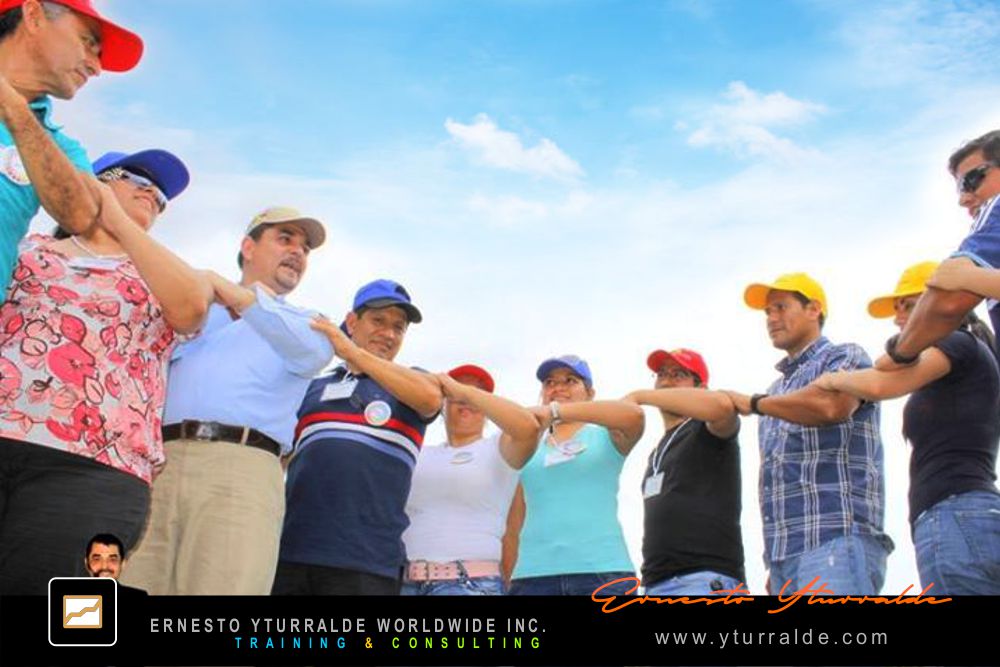 Ernesto Yturralde recibe en México un reconocimiento internacional por su trayectoria en Team Building y Aprendizaje Experiencial