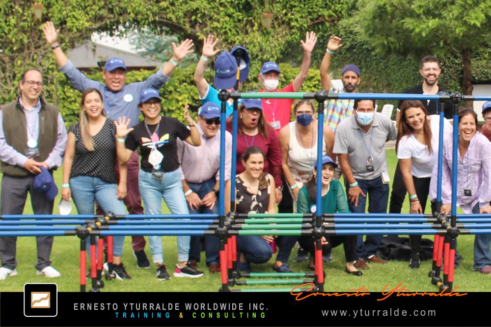Team Building Group LATAM desarrollando retos de cuerdas bajas en El Caribe y USA